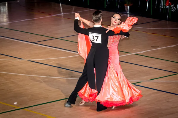 Konkurenti tančí pomalý Valčík na dobytí tanec — Stock fotografie
