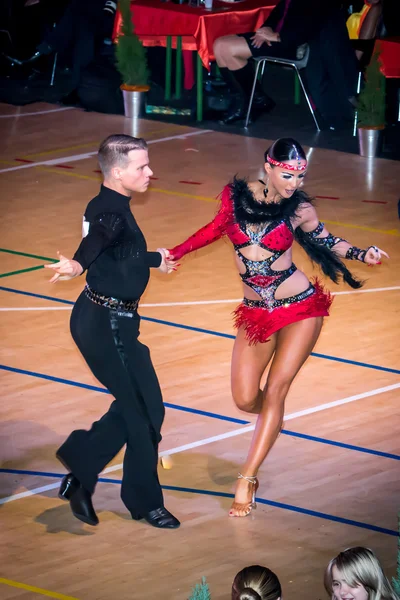 Competidores dançando dança latina na conquista — Fotografia de Stock