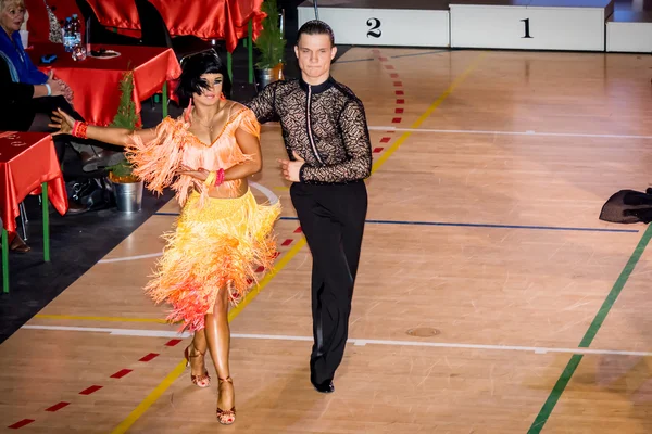 Konkurrenter dansa latin dans på erövringen — Stockfoto