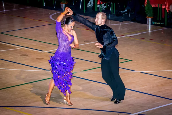 I concorrenti ballano la danza latina sulla conquista — Foto Stock