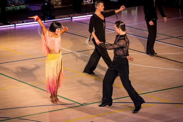 竞争对手在征服上跳舞拉丁舞蹈 — 图库照片