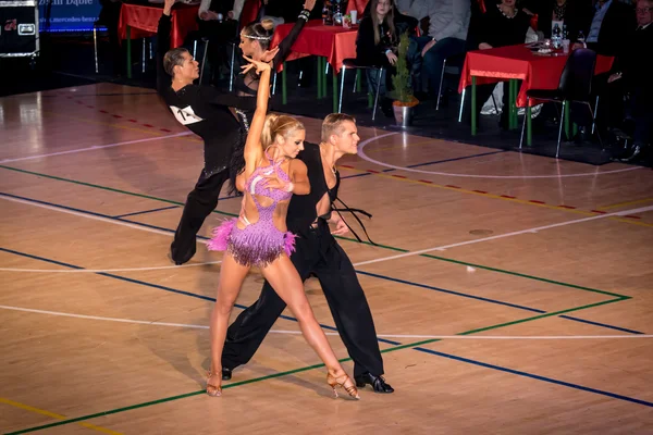 Competitors dancing latin dance on the conquest — Stock Photo, Image