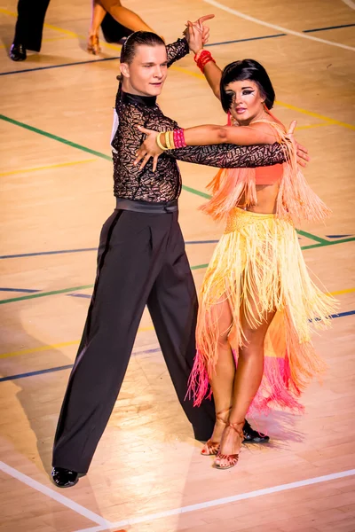 Competidores bailando baile latino sobre la conquista — Foto de Stock