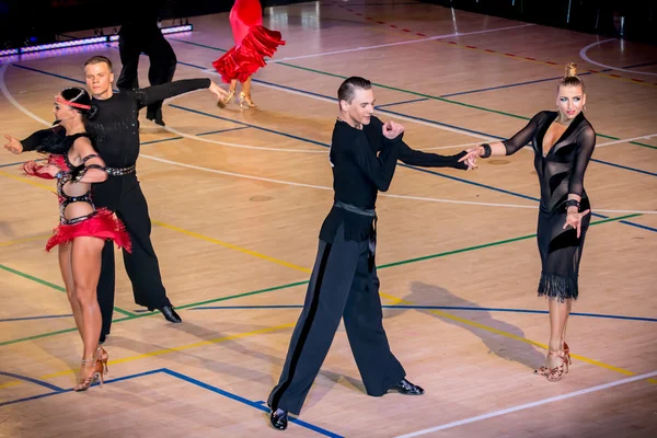 Конкуренты танцуют латинский танец на завоевании — стоковое фото