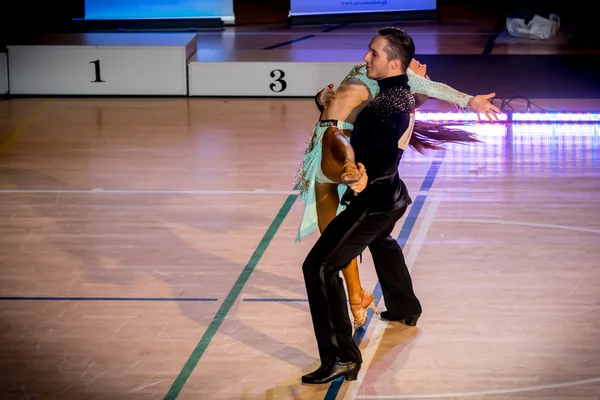 Competidores dançando dança latina na conquista — Fotografia de Stock