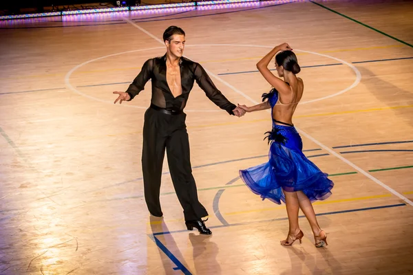 Competitors dancing latin dance on the conquest — Stock Photo, Image