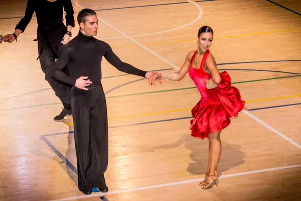 Competidores dançando dança latina na conquista — Fotografia de Stock