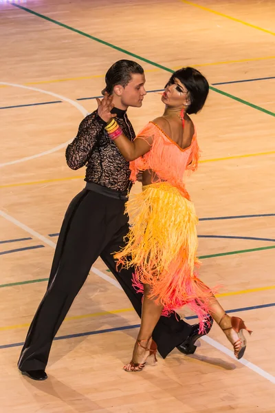 Les concurrents dansent la danse latine sur la conquête — Photo