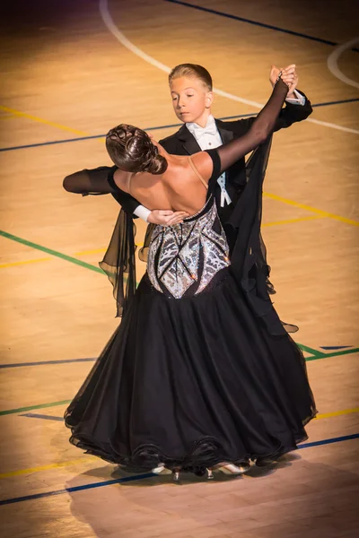 Yarışmacılar yavaş vals dansı conquest üzerinde dans — Stok fotoğraf