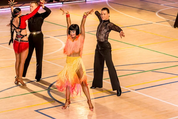 Competidores dançando dança latina na conquista — Fotografia de Stock