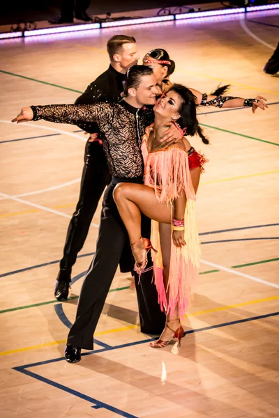 I concorrenti ballano la danza latina sulla conquista — Foto Stock