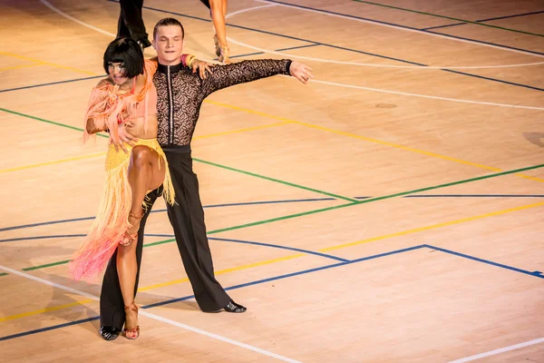 Competidores dançando dança latina na conquista — Fotografia de Stock