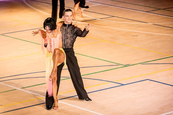 Competitors dancing latin dance on the conquest — Stock Photo, Image