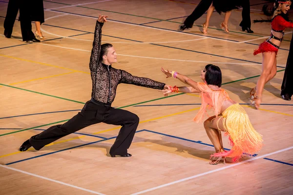 Competitors dancing latin dance on the conquest — Stock Photo, Image