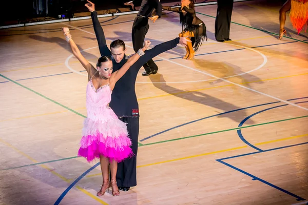 竞争对手在征服上跳舞拉丁舞蹈 — 图库照片