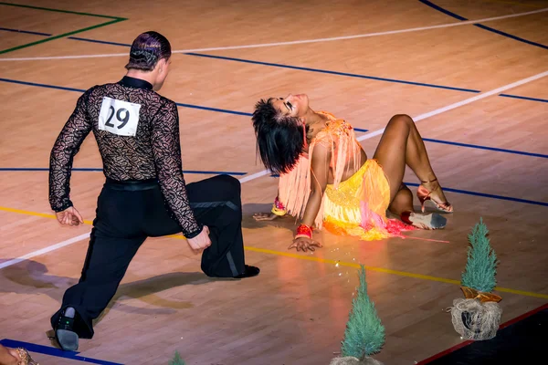 Concurenții dansând dans latin pe cucerire — Fotografie, imagine de stoc