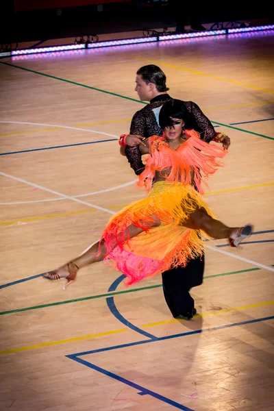Konkurrenten tanzen lateinamerikanischen Tanz auf der Eroberung — Stockfoto