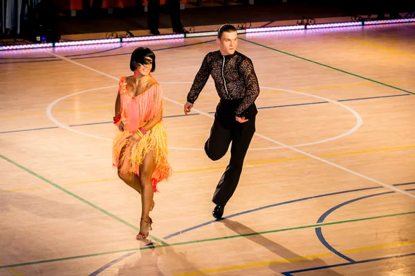 Les concurrents dansent la danse latine sur la conquête — Photo