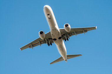 büyük uçak gökyüzünde - yolcu uçağı uçak 