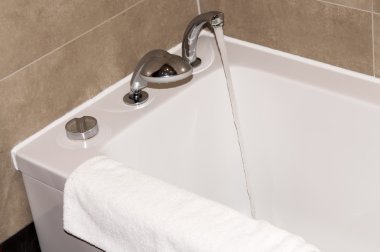  Beyaz bir havlu ile banyo küvetinde