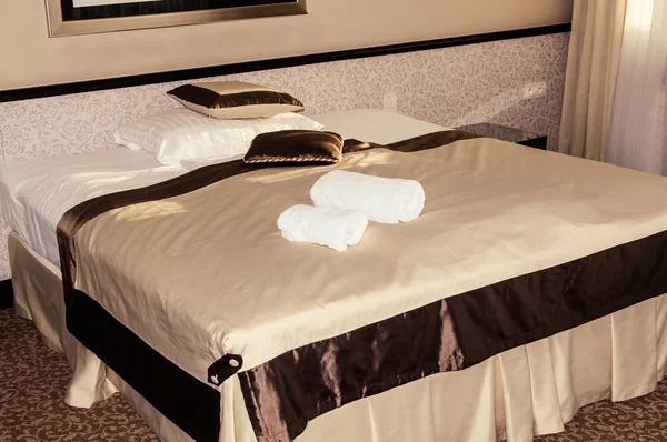 전형적인 현대 설정에서 좋은 침대 — 스톡 사진