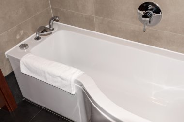  Beyaz bir havlu ile banyo küvetinde