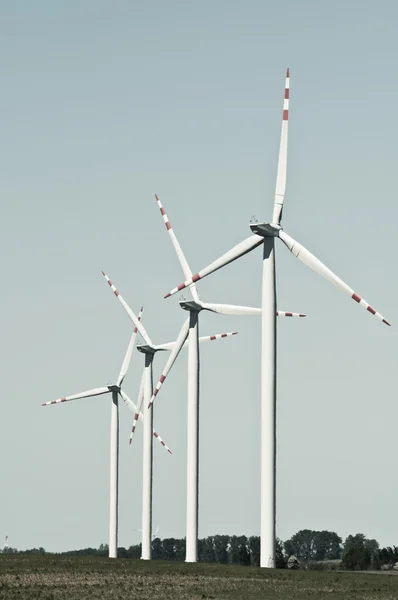 Ветроэлектростанция на сельской местности — стоковое фото