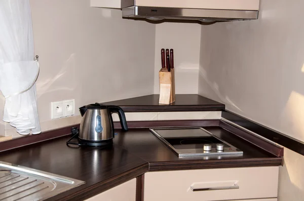 Nuevo interior de la cocina con mesa superior marrón —  Fotos de Stock