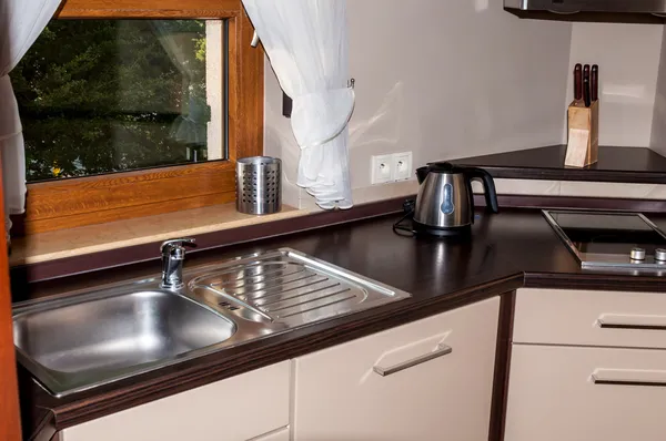 Nuovo interno della cucina con tavolo superiore marrone — Foto Stock