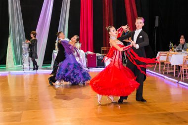 yavaş vals dansı conquest üzerinde dans dansçılar