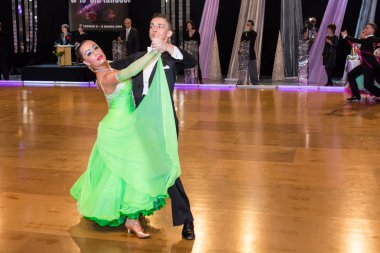 yavaş vals dansı conquest üzerinde dans dansçılar