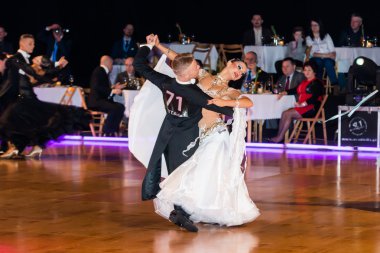 yavaş vals dansı conquest üzerinde dans dansçılar