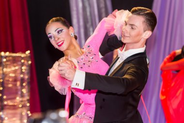 yavaş vals dansı conquest üzerinde dans dansçılar