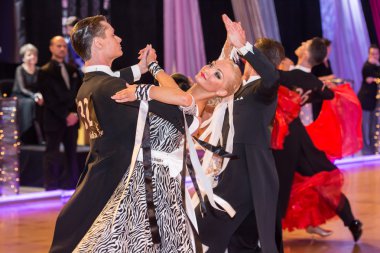 yavaş vals dansı conquest üzerinde dans dansçılar