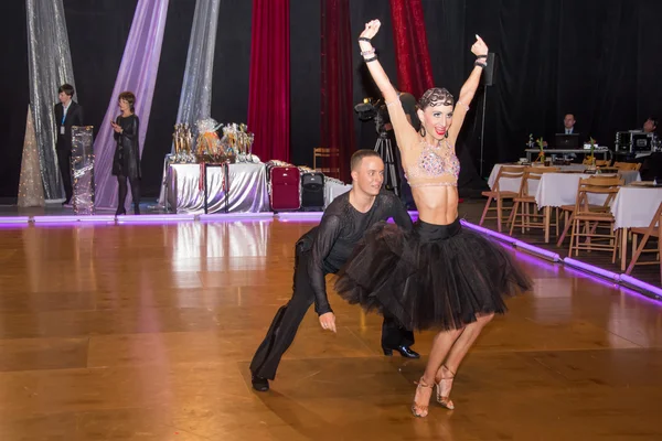 Bailarines bailando baile latino en la conquista de la danza — Foto de Stock