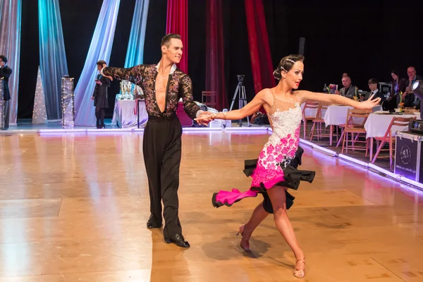 Bailarines bailando baile latino en la conquista de la danza — Foto de Stock