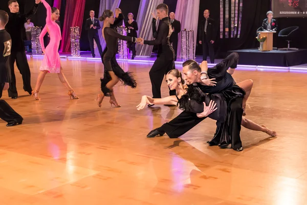 Dancers dancing latin dance on the dance conquest — Stock Photo, Image