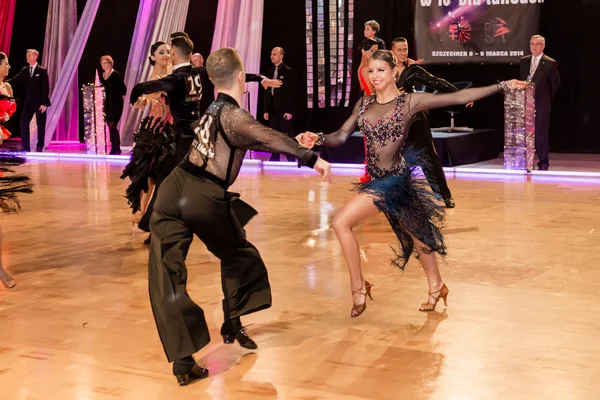 Dancers dancing latin dance on the dance conquest — Stock Photo, Image