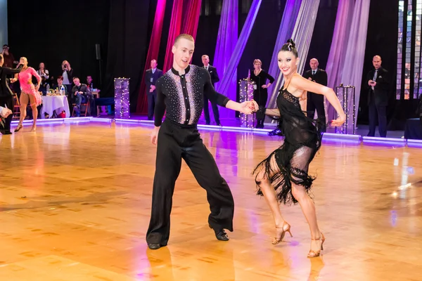 Dansers dansen latin dans op de verovering van de dans — Stockfoto