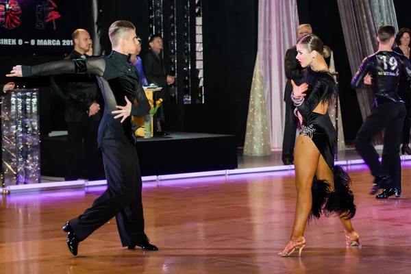 Ballerini che ballano la danza latina sulla conquista della danza — Foto Stock