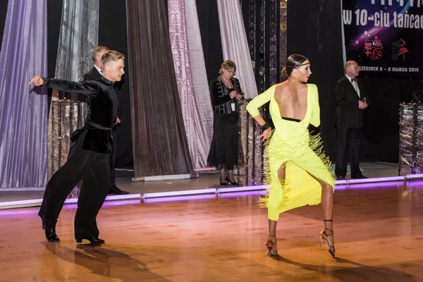 Ballerini che ballano la danza latina sulla conquista della danza — Foto Stock