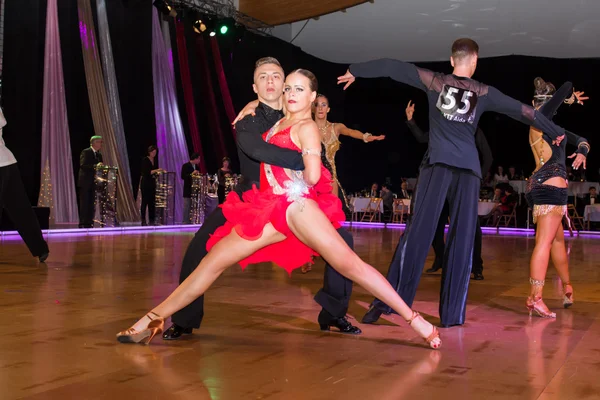 Dancers dancing latin dance on the dance conquest — Stock Photo, Image