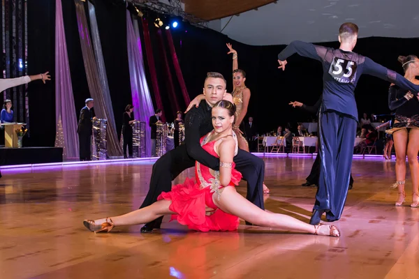 Танцоры танцуют латинский танец на танцполе — стоковое фото