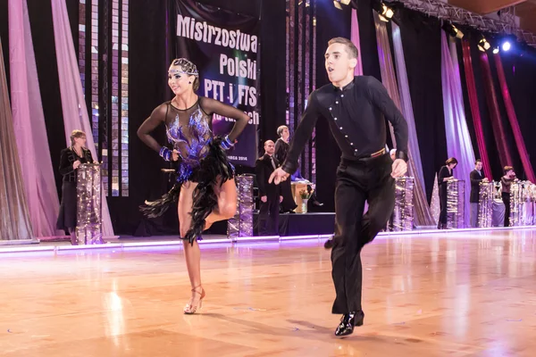 Tänzer tanzen lateinamerikanischen Tanz auf der Tanzeroberung — Stockfoto
