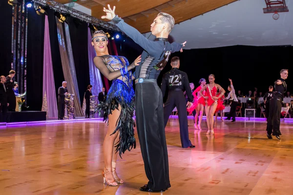 Tänzer tanzen lateinamerikanischen Tanz auf der Tanzeroberung — Stockfoto