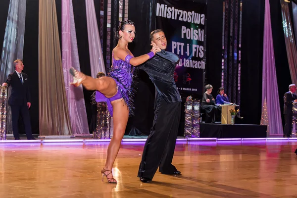 Tanečnice tančí latinské tance na taneční dobytí — Stock fotografie