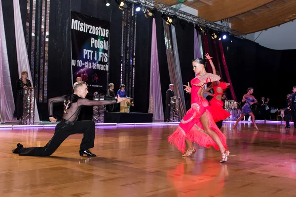 ダンスの征服でラテンダンスを踊るダンサー — ストック写真