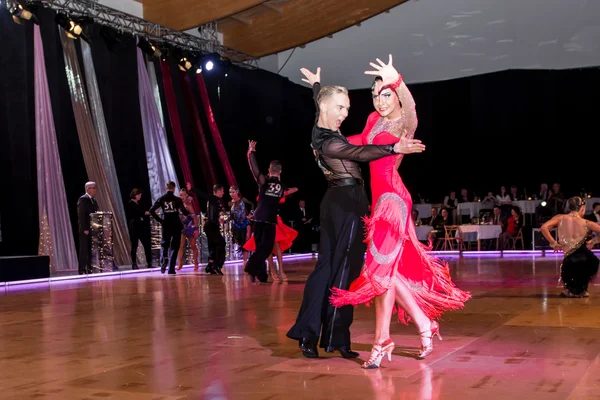 Танцоры танцуют латинский танец на танцполе — стоковое фото