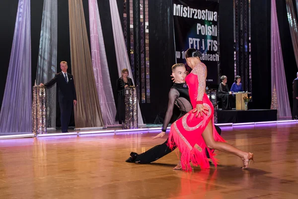 Танцюристи, танці латинські танці на завоювання танцю — стокове фото