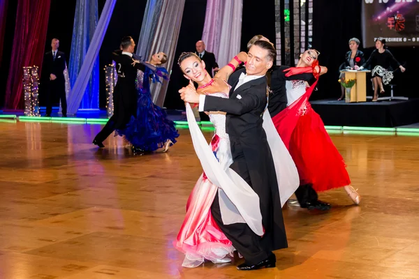 Dancers dancing slow waltz on  the dance conquest — Stock Photo, Image